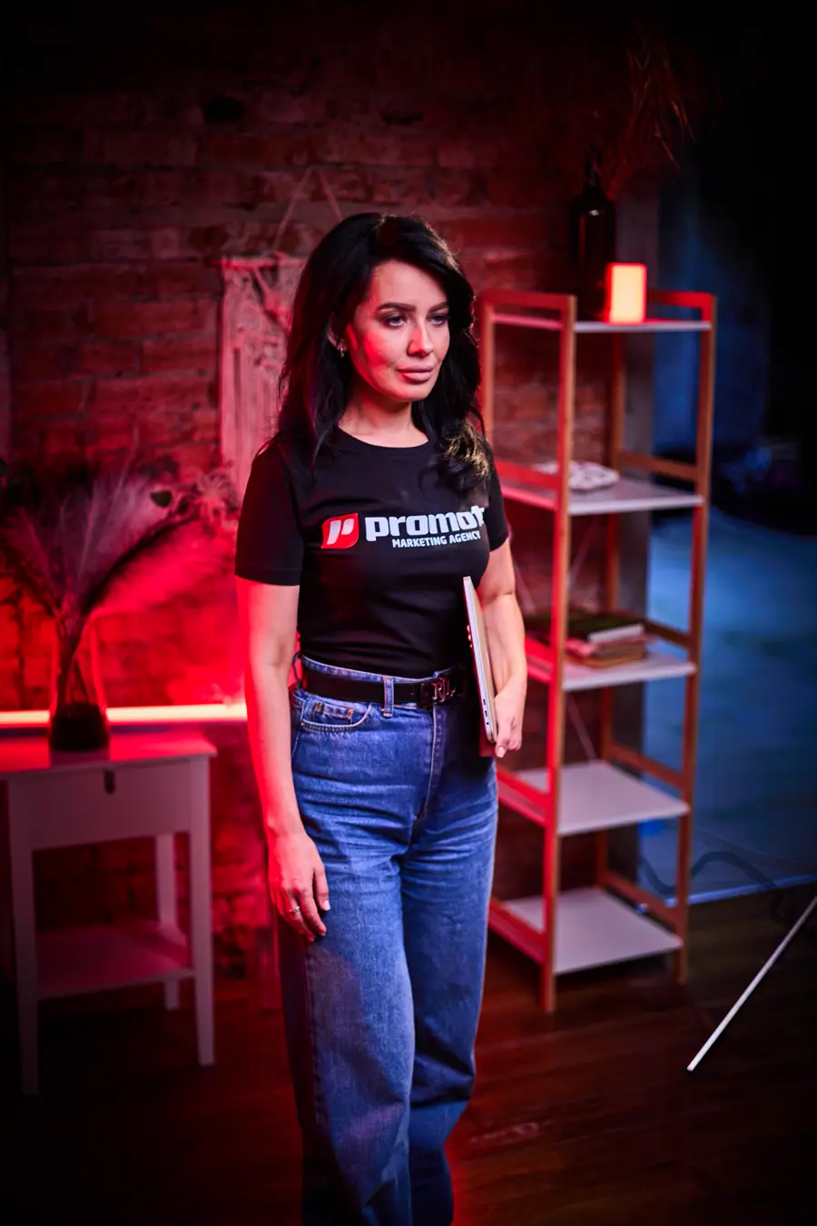 Prezentatoare în decorul de studio